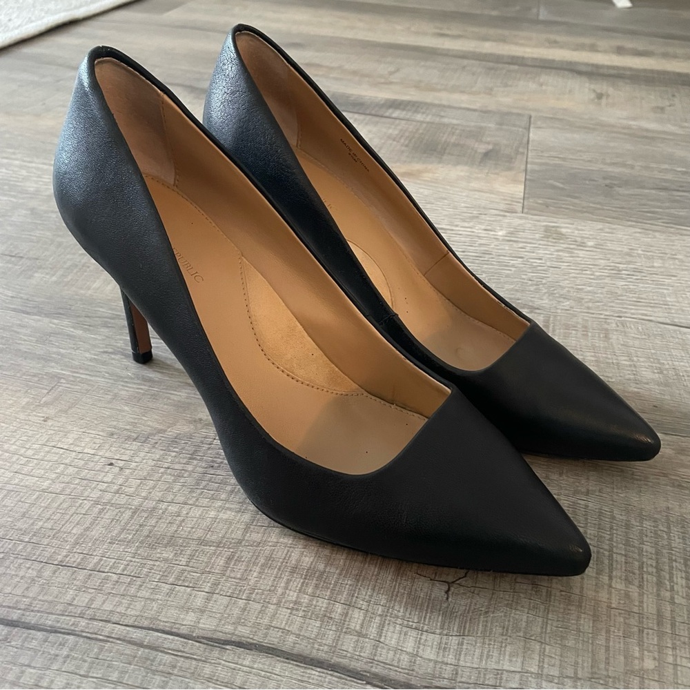 Banana Republic Pointed Toe Leather Pumps